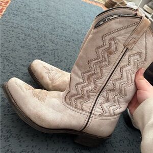 heeled cowgirl boots